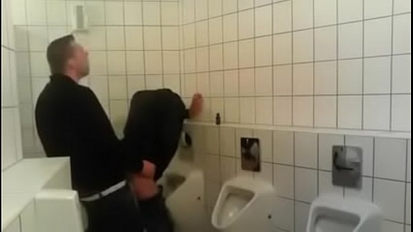 Sexo entre machos no pelo no banheiro público
